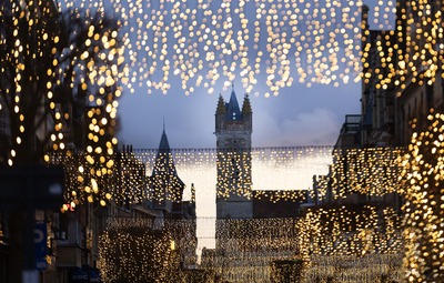 Ophangen kerstdecoratie in Marktstraat, Oostendestraat en Franslaan